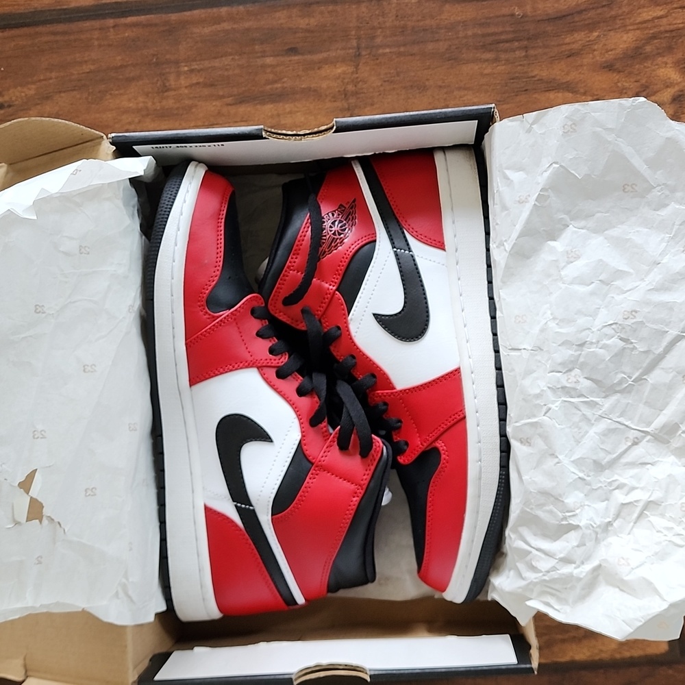 AIR Jordan 1 Mid Nike..Chicago colorway